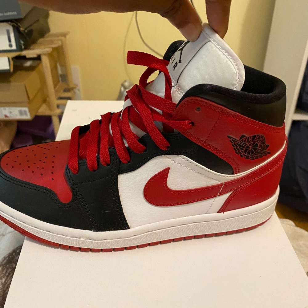 WMNS AIR JORDAN 1 MID